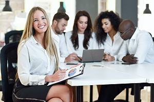 Glücklicher Mitarbeiter im Büro