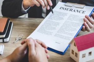 landlord showing insurance agreement to the tenant